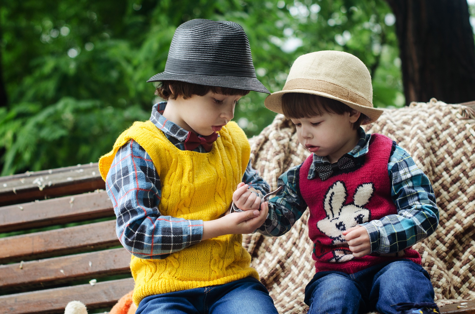 Friend boy. Друзья мальчики. Дети в парке. Два мальчика на скамейке. Дружба мальчиков.